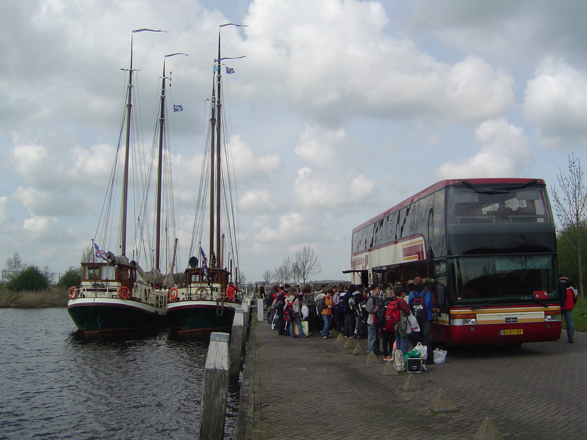 Bus neben Schiff beim Liegeplatz Friesland Charter